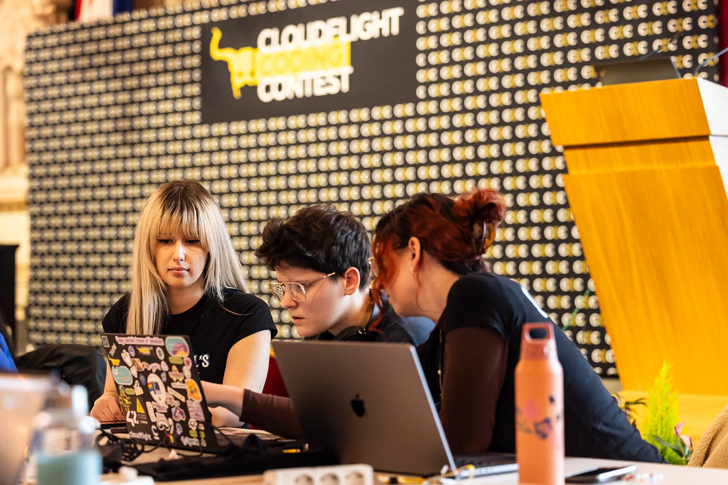 Cloudflight-Umfrage: Kann KI wirklich helfen, besser zu programmieren?
